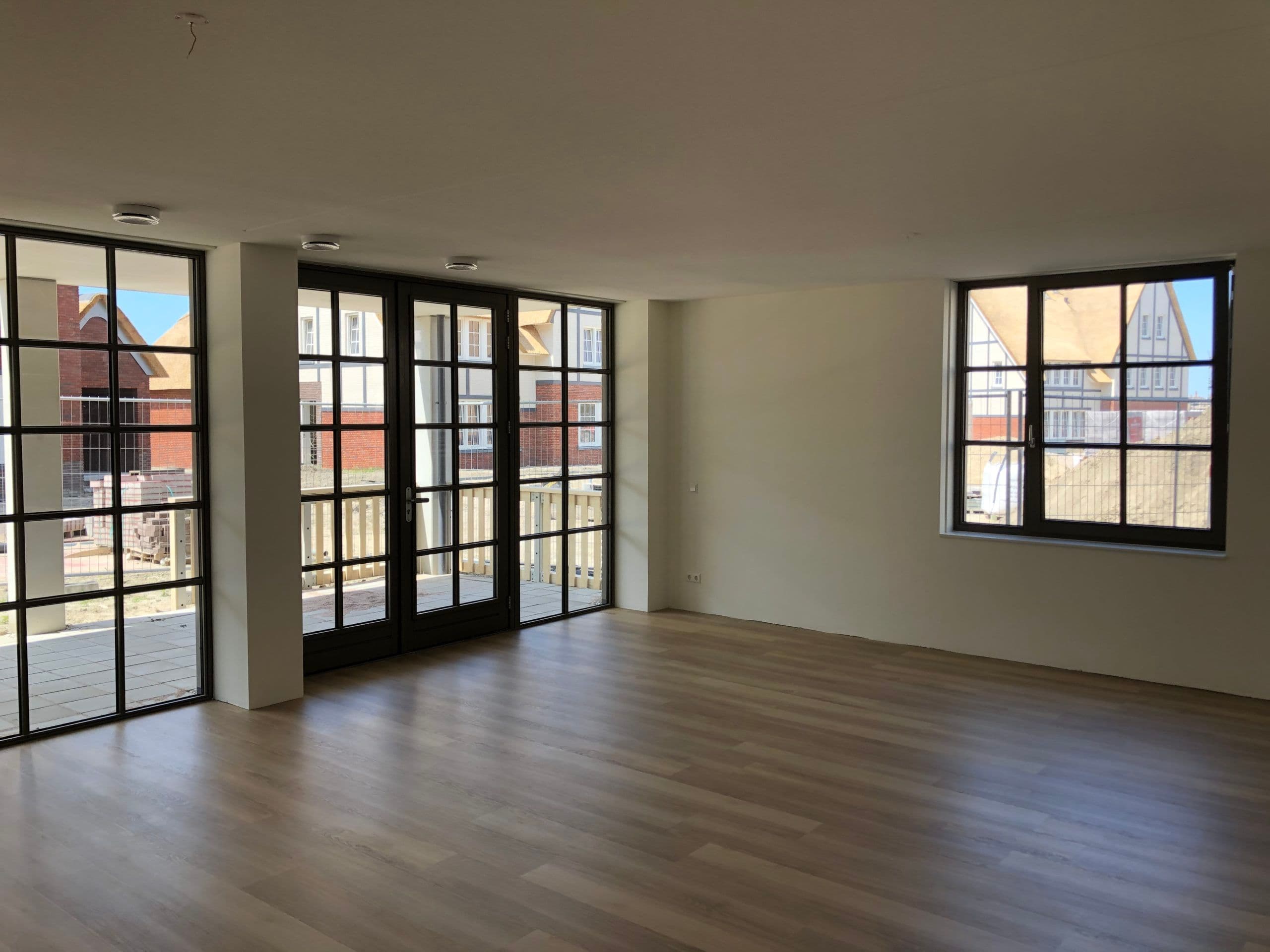 Strakke loft-ruimte met spiegelglad gespoten wanden en plafond door P. Verberg