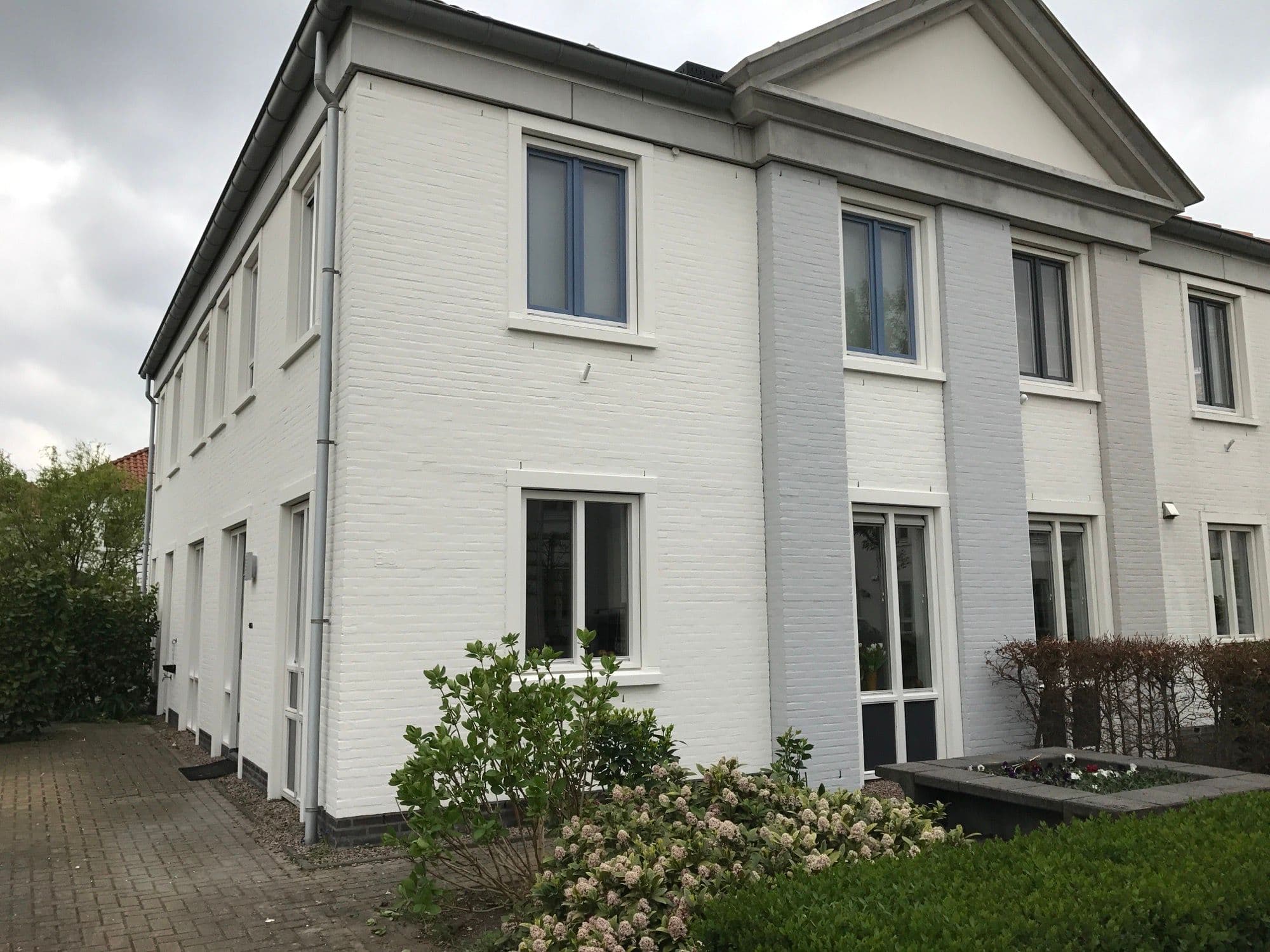 Professioneel geschilderde gevels van twee onder een kap woning in Alphen aan den Rijn