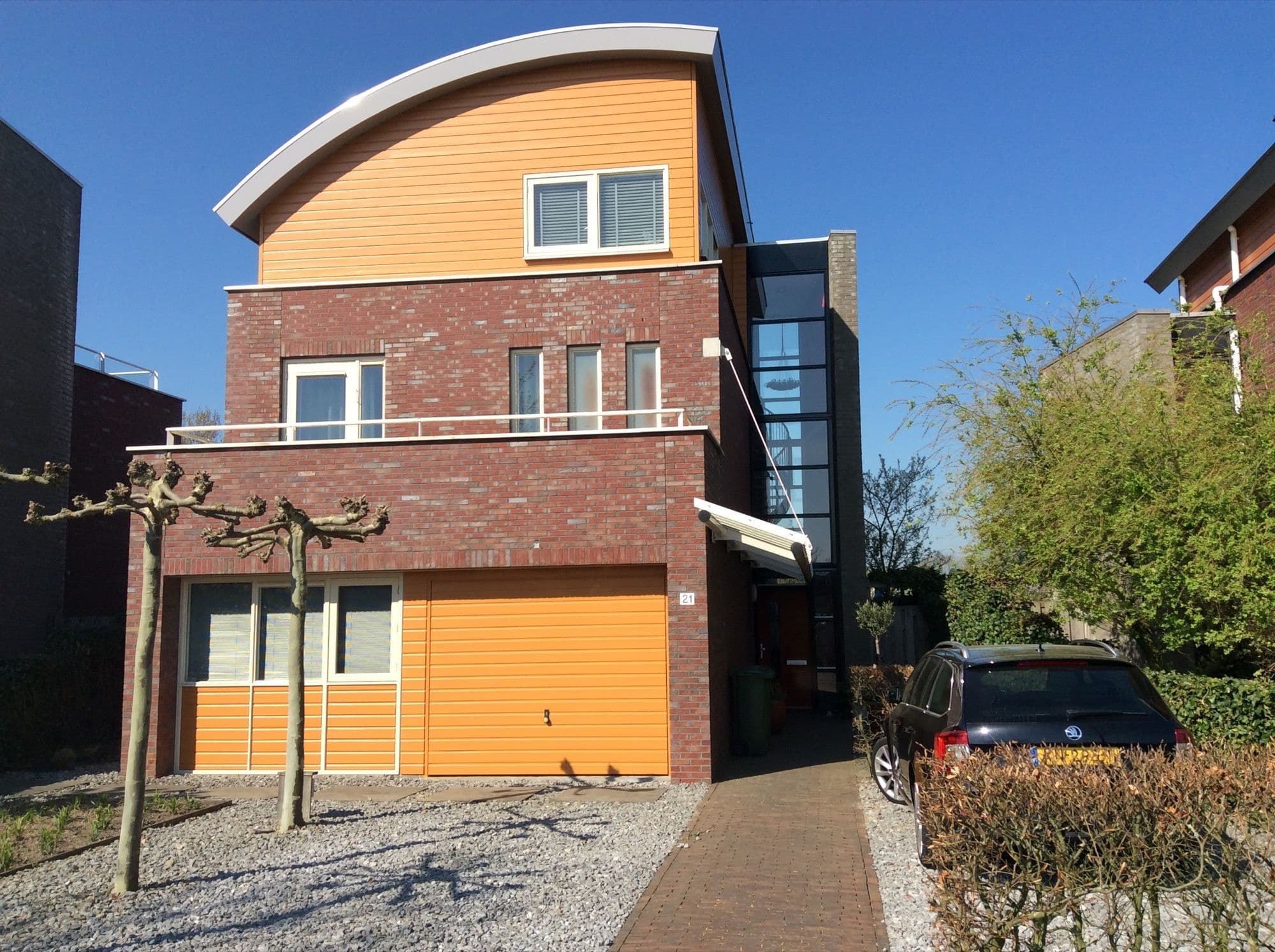 Moderne woning met houten gevel na houtrotherstel en schilderwerk in Koudekerk aan den Rijn