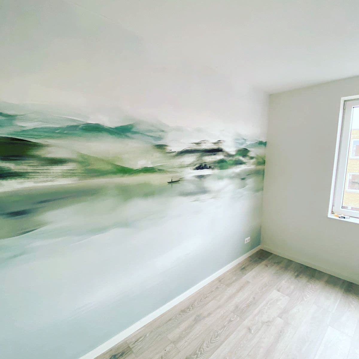 Wand met abstract landschapsbehang op renovlies-ondergrond, aangebracht door P. Verberg