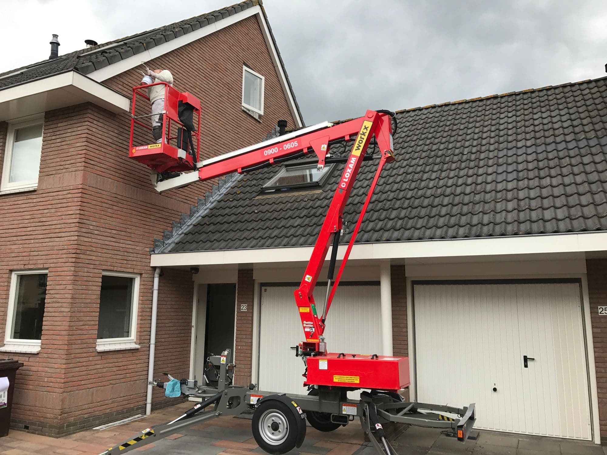 Planmatig onderhoudsschilderwerk aan rijwoningen met hoogwerker in opdracht van een VvE